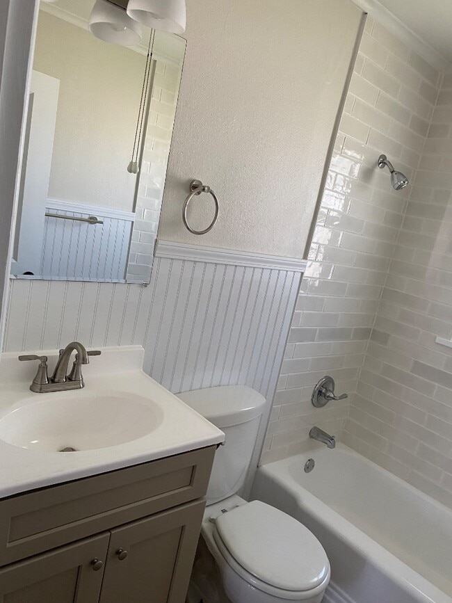 Building Photo - 664 N Walnut St