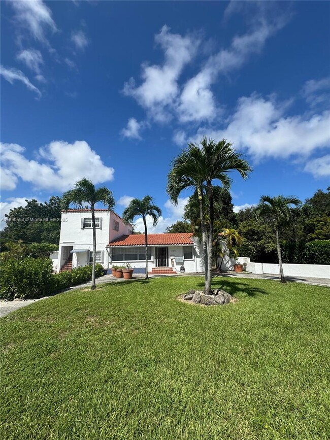 Building Photo - 1105 NE 119th St