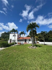 Building Photo - 1105 NE 119th St