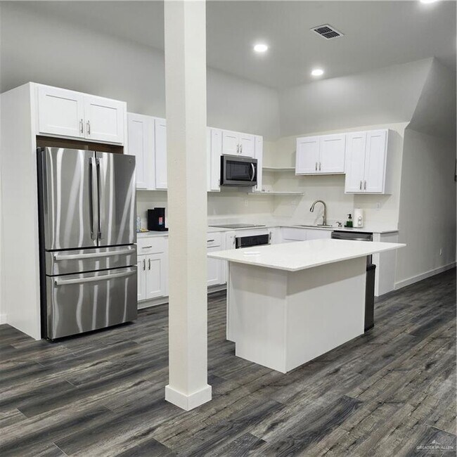 Building Photo - 2914 Chateau St