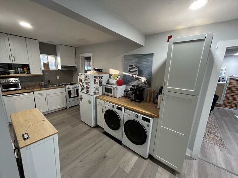 Building Photo - 62 Canoe Place Rd