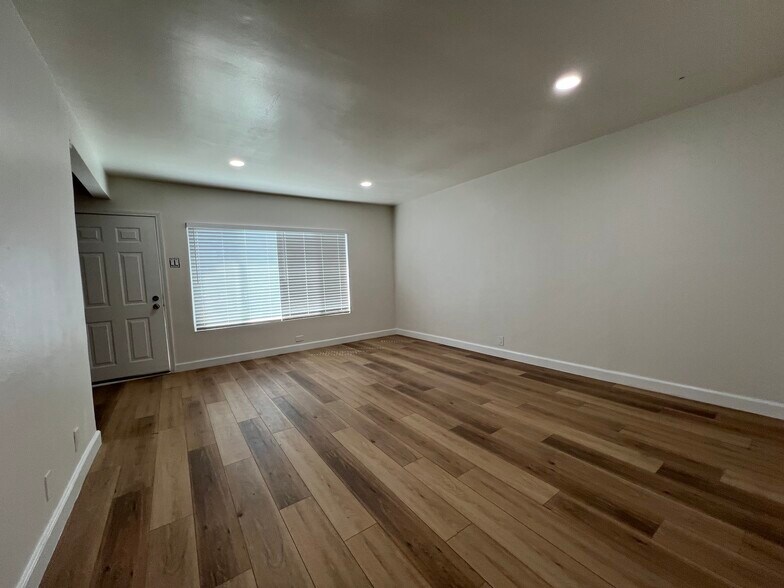 Livingroom - 511 E 213th St
