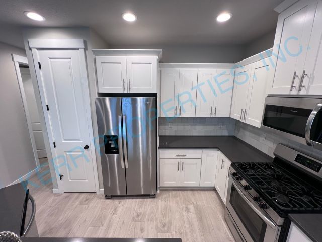 Building Photo - 3 Bd / 2.5 Bth - Electric Fireplace - A/C ...