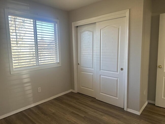 Building Photo - 2412 W Sweetbay Ave