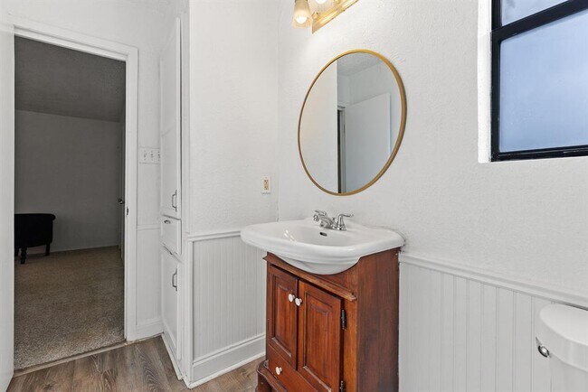 Building Photo - 600 Pin Tail Ln