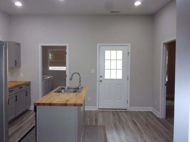 Building Photo - Beautifully Renovated 2 Bedroom 1 Bath Home - Minutes to Downtown Rock Hill