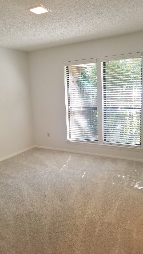 Building Photo - Spacious, Remodeled Duplex Unit Near Hulen...