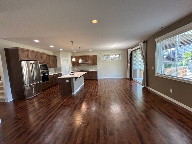 Building Photo - 4 bed/2.5 bath and 3 car garage and a down...
