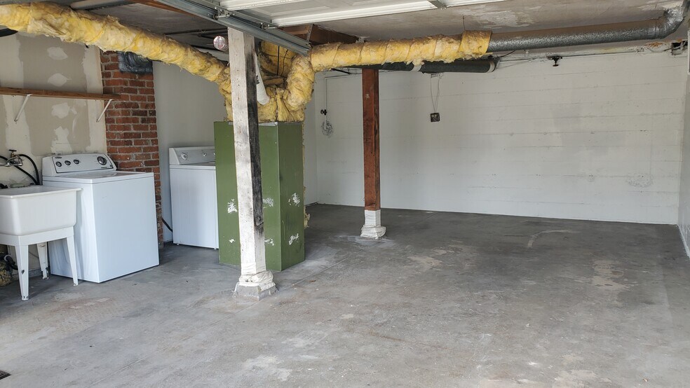 Building Photo - 849 Roberts St