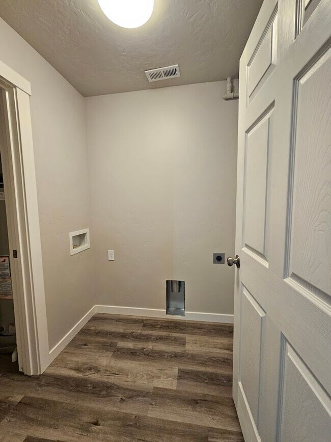 Building Photo - 1011 Pirate Cove Wy