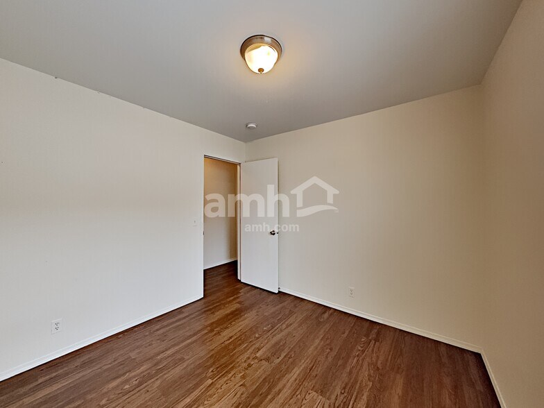 Building Photo - 116 Nelsen St NE