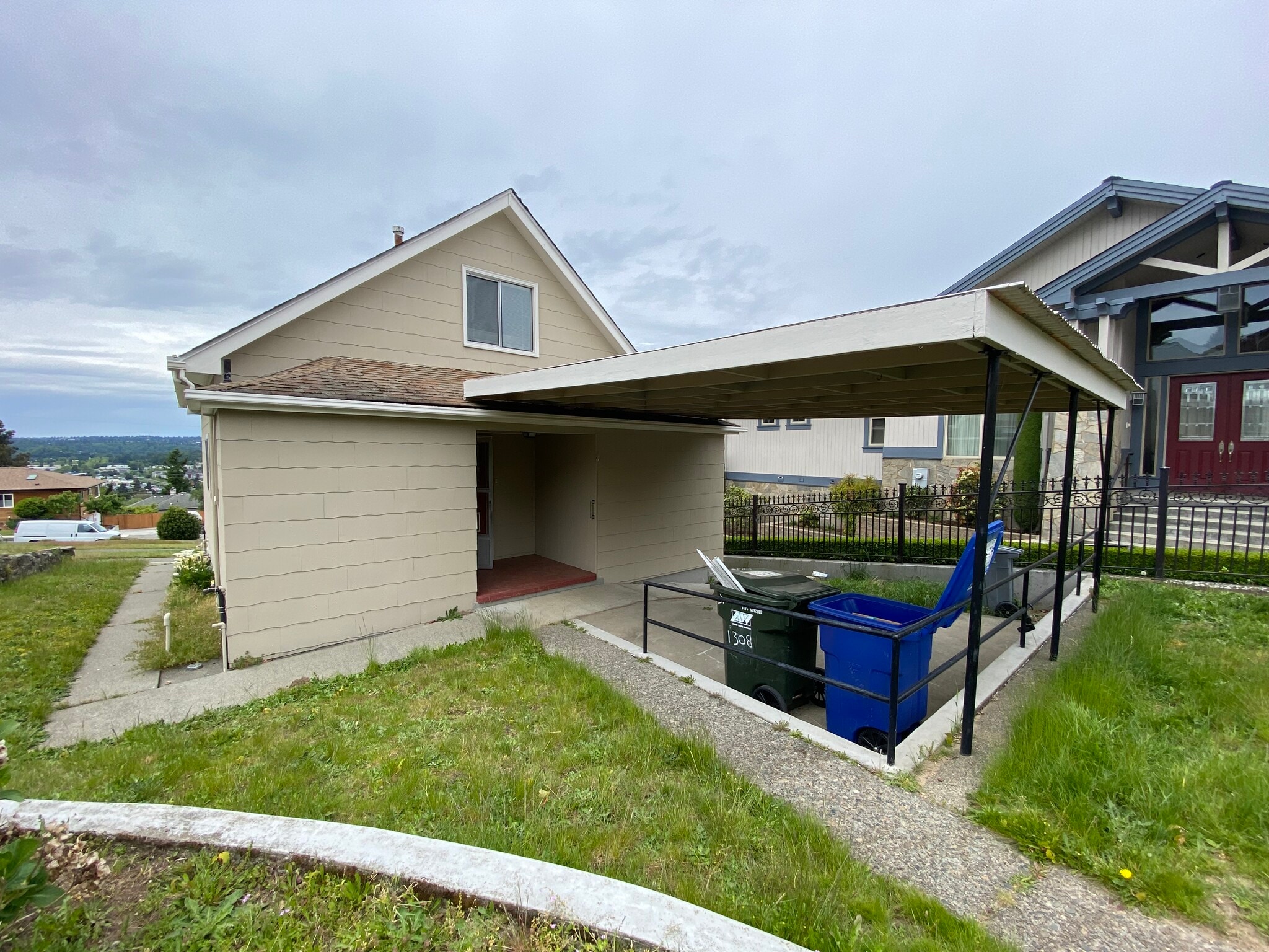 Building Photo - 1308 Beacon Way S
