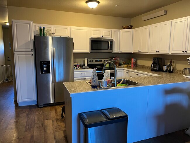 Kitchen - 258 Stanley Ave