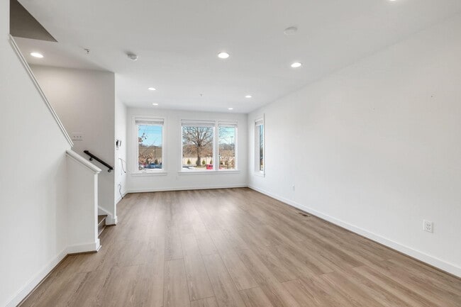 Building Photo - 16560 Crabbs Branch Way