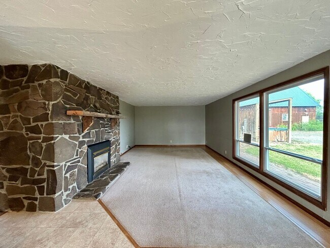 Building Photo - 3 Bedroom Home on Two Acres