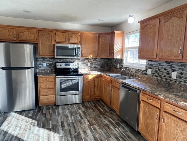 Building Photo - Republic Schools - Gorgeous 4 Bed 2 Bath 2 Car Garage For Rent