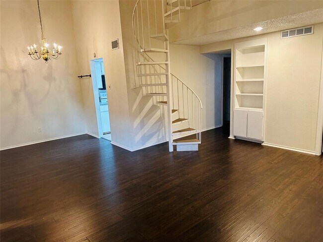 Primary Photo - 2401 Leon St