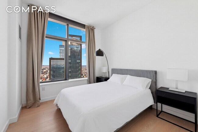 Building Photo - 3 Ct Square W