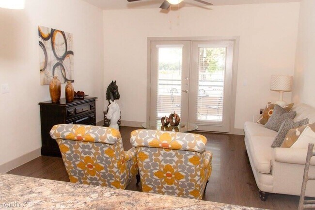 Building Photo - 1 br, 1 bath Condo - 500 East Highmeadow D...