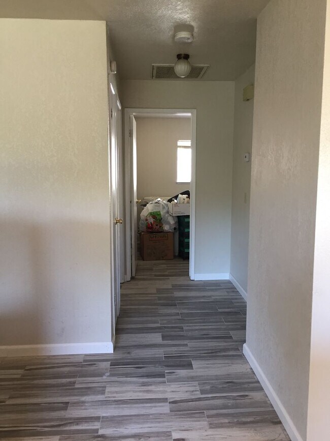 Building Photo - 407/409E. Alexander