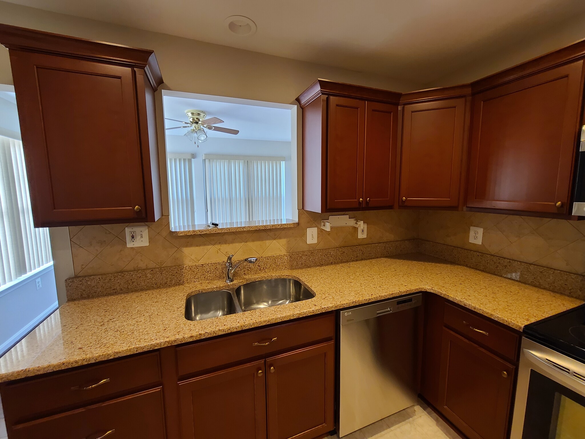 Kitchen - 902 Parade Ln