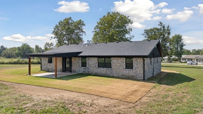 Building Photo - REIMAGINED/LIKE NEW...