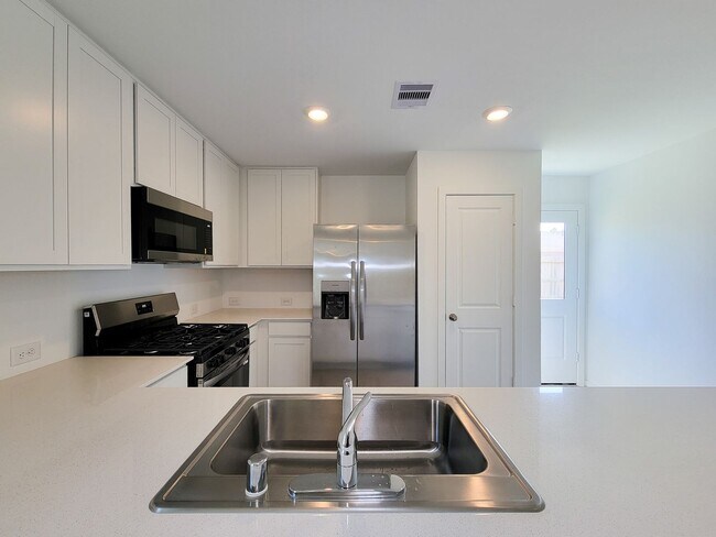 Building Photo - This single-story home shares an open layout between the kitchen, nook and family room for easy e...
