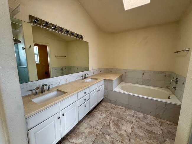 Building Photo - Foothills 2-Story in Vista Del Mundo!