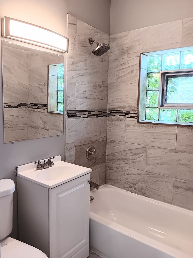 Building Photo - Gorgeous 4 bed, 2 bath located in the Heart of East Chicago