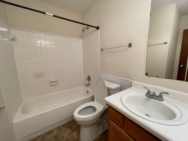 Building Photo - 4 bedroom, 2 bath House