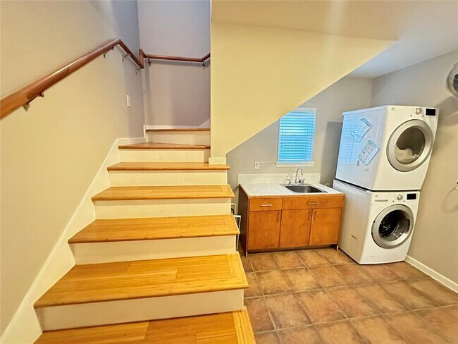Building Photo - 4005 Nenana Dr