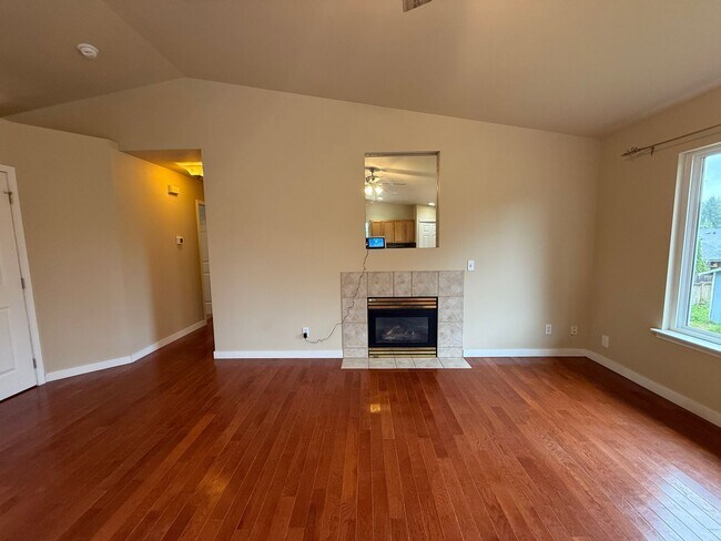 Building Photo - Beautiful Split-Entry 4 Bed 3 Bath Home Fully Fenced Yard