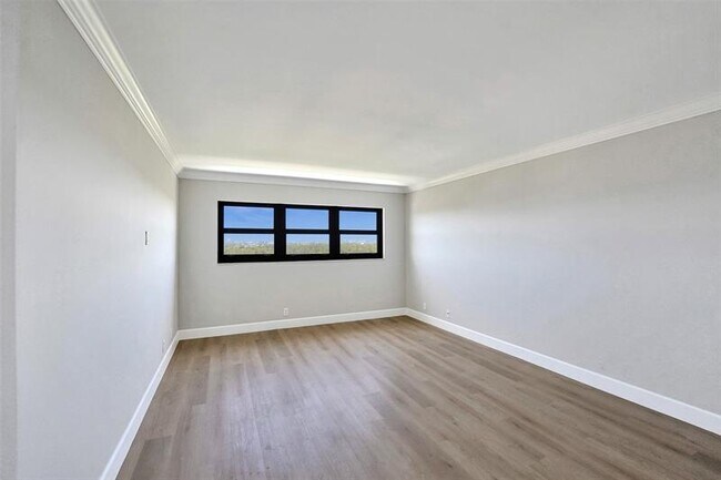 Building Photo - 3200 Port Royale Dr N