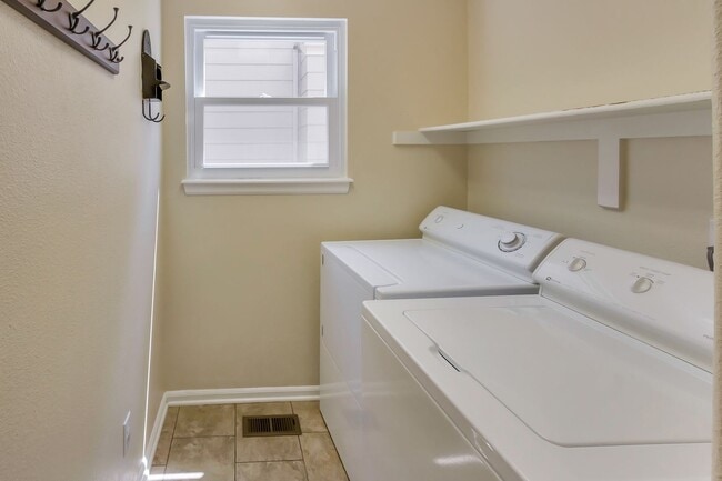 Building Photo - Charming 4 Bedroom 3 Bath in Highlands Ranch!