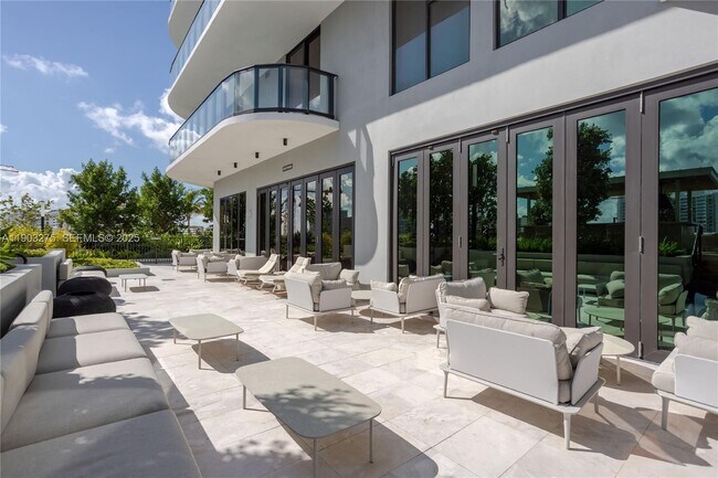 Building Photo - 580 72nd St