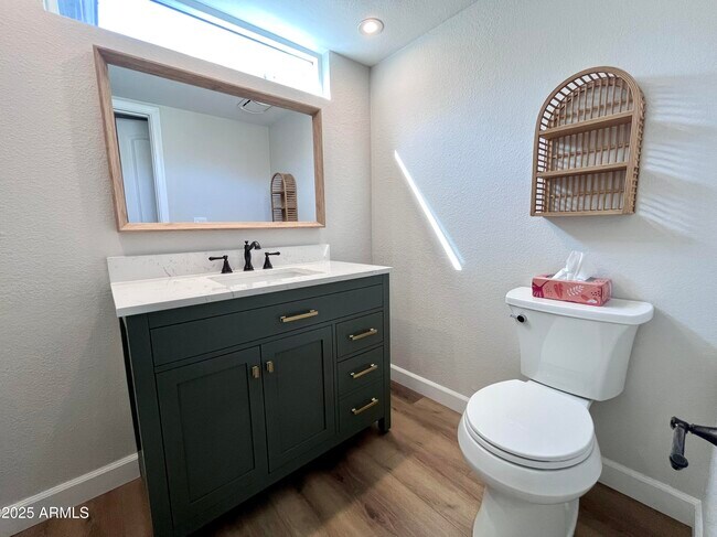 Building Photo - 4924 E Hillery Dr