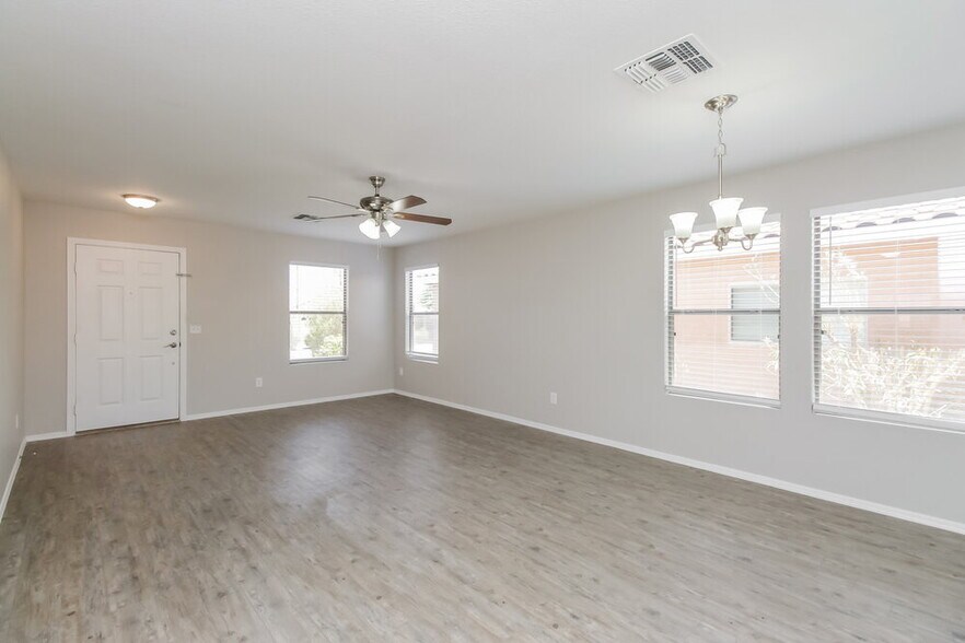 Building Photo - 2879 W Five Mile Peak Dr