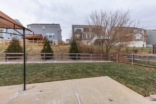 Building Photo - 10150 Meadow Glen Dr