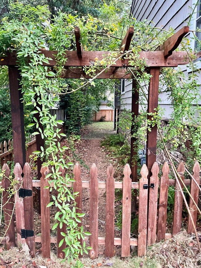 Building Photo - Updated 3 BR/ 2 BA home on Roseland Drive ...