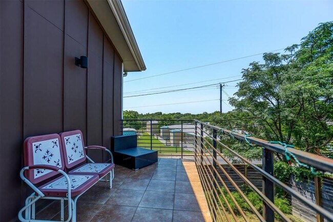 Building Photo - 1161 Ridgeway Dr