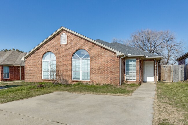 Building Photo - Dynamite Duplex in Arlington - Great Space!