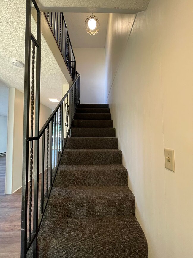 Building Photo - 3 Bed 1.5 Bath Townhouse