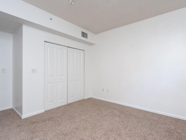 Building Photo - 5960 W Sample Rd