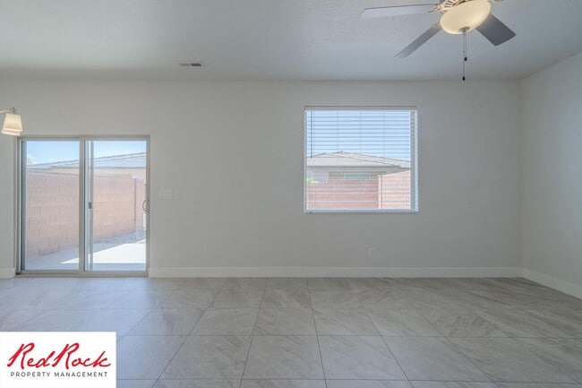 Building Photo - Gorgeous 3 Bedroom Townhome in Washington!