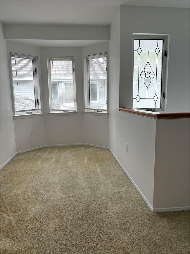 Building Photo - 423 Elton Ct E