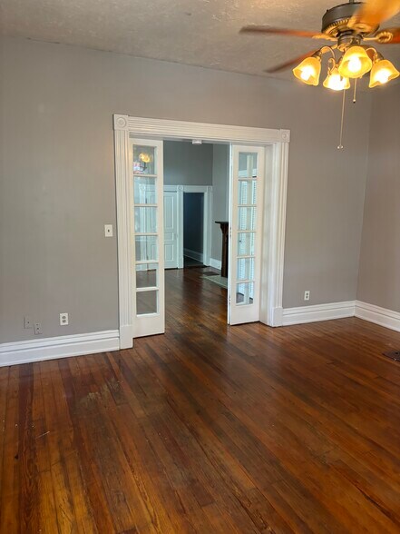 Building Photo - 1109 Russell St