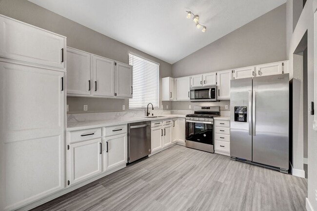 Building Photo - Fully Renovated Single Story 3bd/2bth Single Family Home