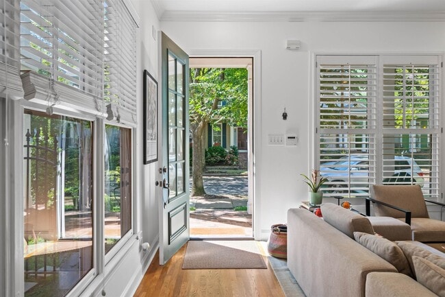 Building Photo - 556 Rienzi Dr