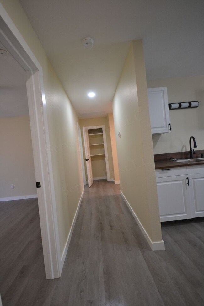 Building Photo - Vine St Duplexes