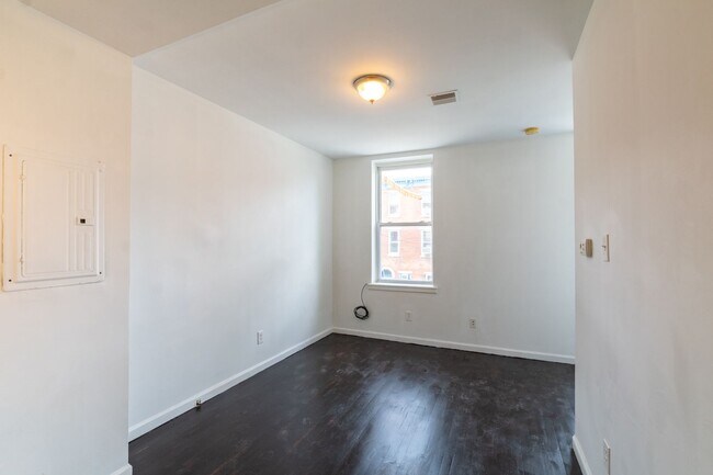 Building Photo - 305 N 41st St